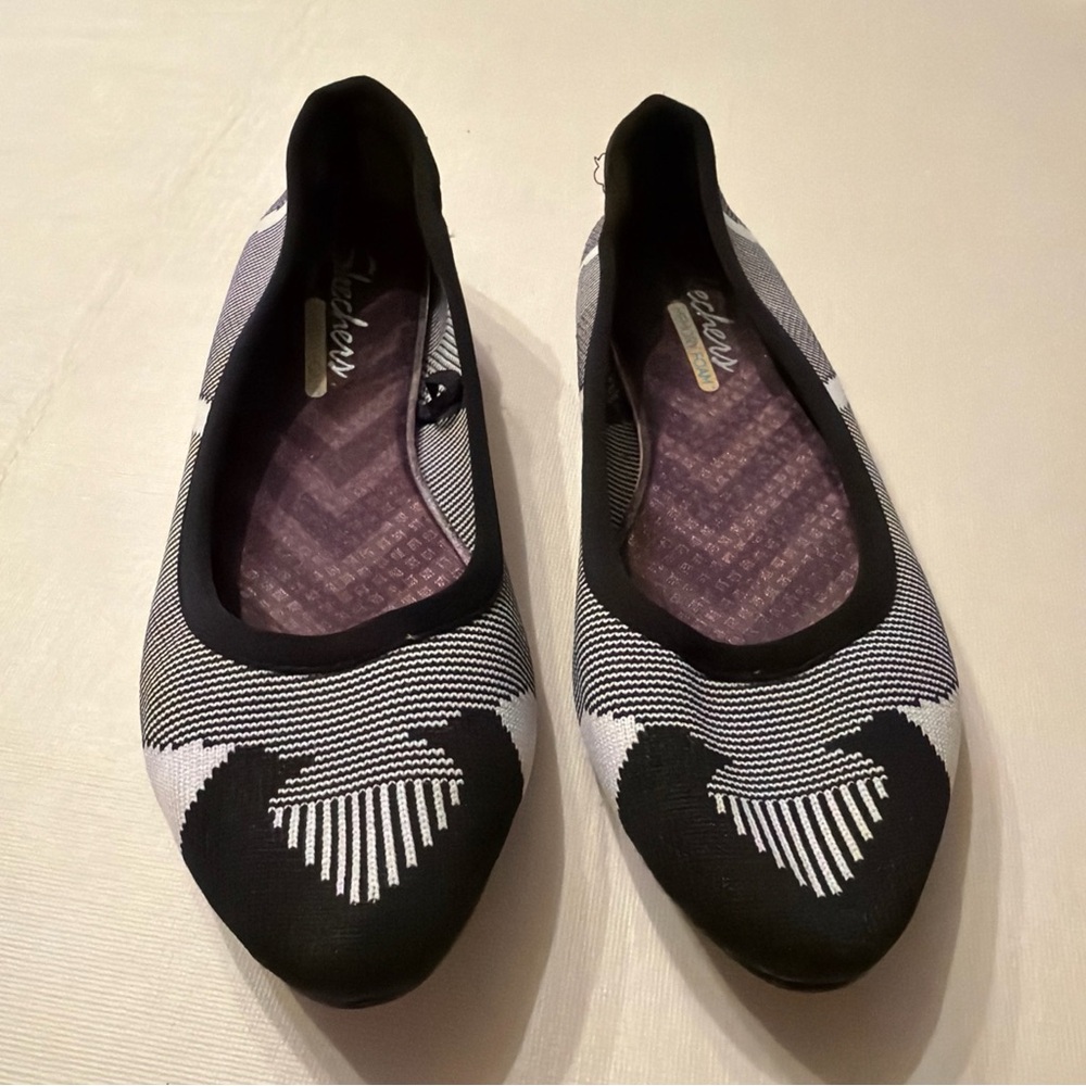 Skechers Black and White Women's knit fabric flats, so comfortable!